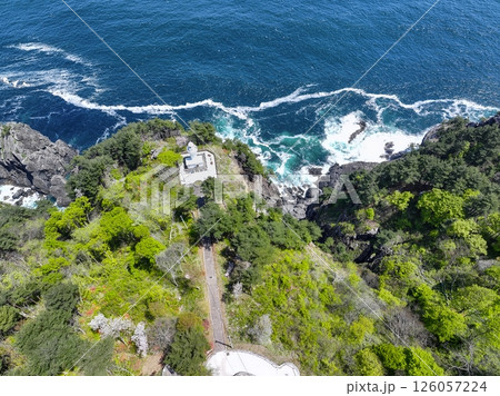 空撮「岩手県」130mの断崖に建つ白亜の黒崎灯台　岩手県 126057224