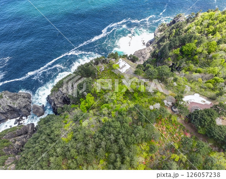 空撮「岩手県」130mの断崖に建つ白亜の黒崎灯台　岩手県 126057238