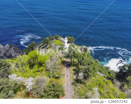 空撮「岩手県」130mの断崖に建つ白亜の黒崎灯台　岩手県 126057242