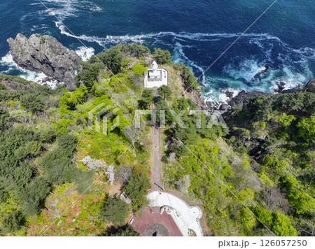 空撮「岩手県」130mの断崖に建つ白亜の黒崎灯台　岩手県 126057250