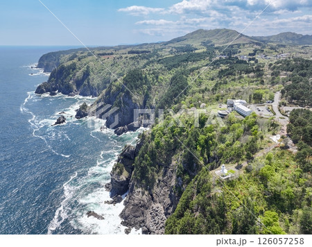 空撮「岩手県」130mの断崖に建つ白亜の黒崎灯台 岩手県 空撮「岩手県」130mの断崖に建つ白亜の黒崎灯台 岩手県 126057258