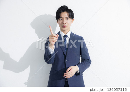 カメラ目線で笑顔話する男性 カメラ目線で笑顔話する男性 126057316