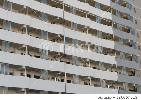 マンションの廊下 126057319