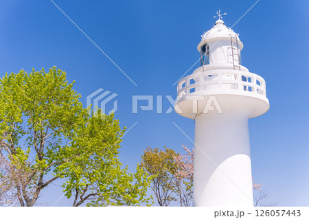 「岩手県」青空と新緑に映える白亜の黒崎灯台　岩手県 126057443