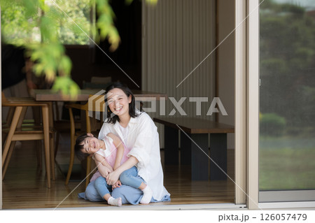部屋でくつろぐ母親と娘(子供)子育ての幸せのイメージ 部屋でくつろぐ母親と娘(子供)子育ての幸せのイメージ 126057479