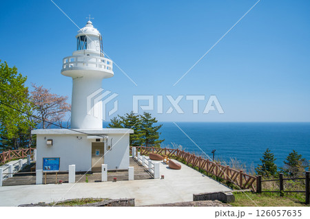「岩手県」青空に映える白亜の黒崎灯台　岩手県 126057635