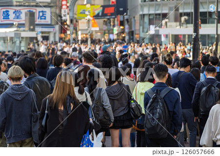 渋谷スクランブル交差点を横断する人たちの後ろ姿 126057666