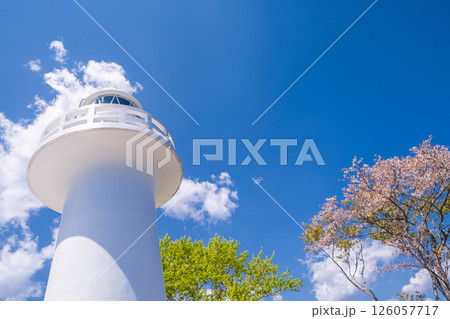 「岩手県」青空に映える白亜の黒崎灯台　岩手県 126057717