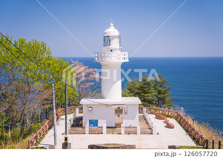 「岩手県」青空に映える白亜の黒崎灯台　岩手県 126057720