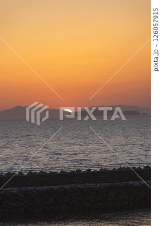 海に沈む夕日 126057915