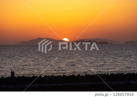 海に沈む夕日 海に沈む夕日 126057918