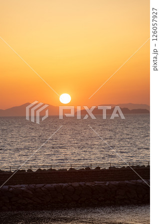海に沈む夕日 海に沈む夕日 126057927