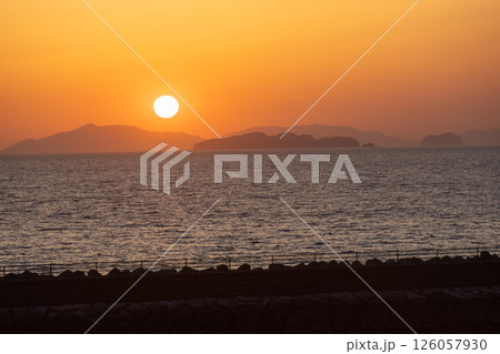 海に沈む夕日 海に沈む夕日 126057930