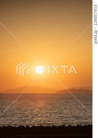 海に沈む夕日 海に沈む夕日 126057933