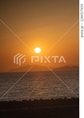 海に沈む夕日 海に沈む夕日 126057934
