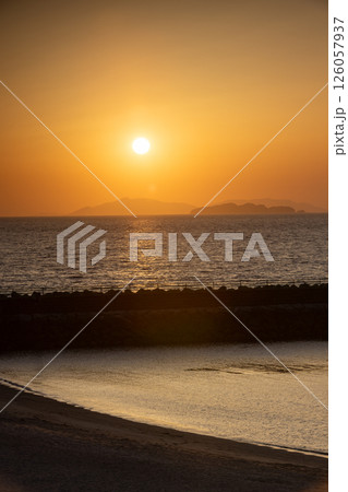 海に沈む夕日 海に沈む夕日 126057937