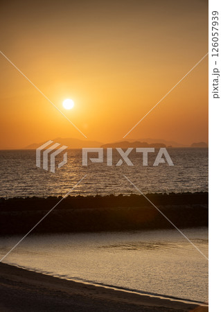 海に沈む夕日 海に沈む夕日 126057939