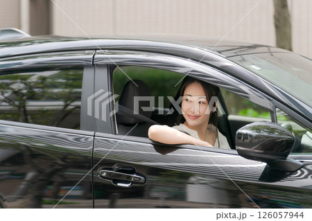 車に乗った若い女性 車に乗った若い女性 126057944