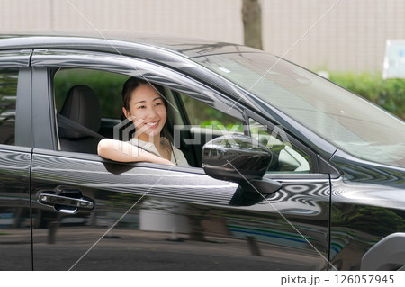 車に乗った若い女性 車に乗った若い女性 126057945