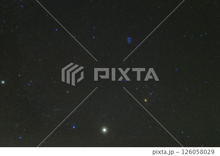 秋の星空　ヒアデス星団とプレアデス星団 126058029