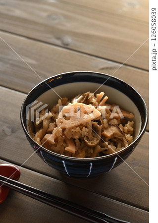 レンコンとキノコの炊き込みご飯 レンコンとキノコの炊き込みご飯 126058039