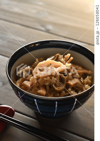 レンコンとキノコの炊き込みご飯 レンコンとキノコの炊き込みご飯 126058041
