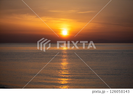 海から昇る朝陽 海から昇る朝陽 126058143