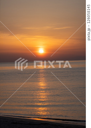 海から昇る朝陽 海から昇る朝陽 126058145