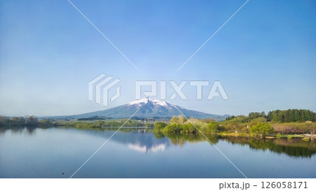 空撮「青森県」廻堰大溜池越しに望む岩木山 鶴田町 空撮「青森県」廻堰大溜池越しに望む岩木山 鶴田町 126058171