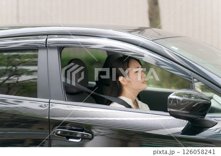 車に乗った若い女性 126058241