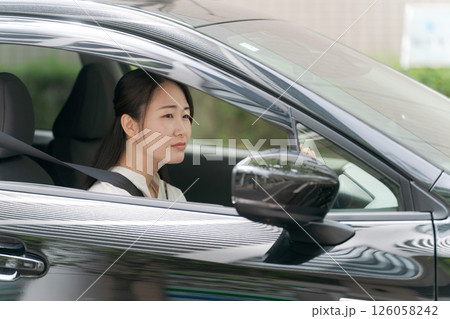 車に乗った若い女性 126058242