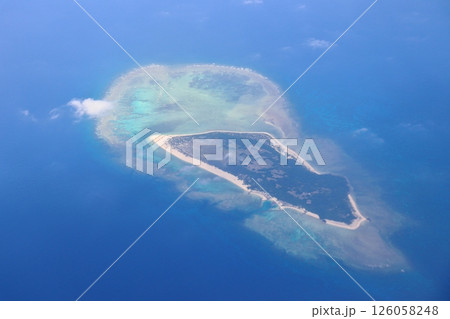 水納島上空(沖縄県多良間村) 126058248