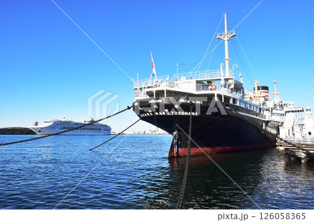 横浜市　山下公園の氷川丸とピースボート 126058365