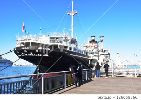 横浜市　山下公園の氷川丸と観光者と青空 126058366