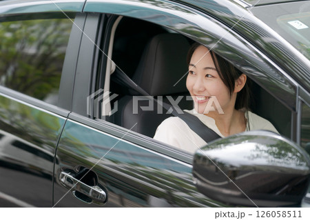 車に乗った若い女性 126058511