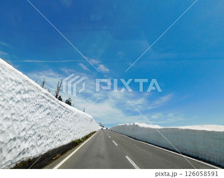 蔵王ハイラインの雪の壁 126058591