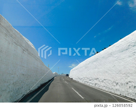 蔵王ハイラインの雪の壁 126058592