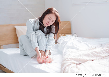 冷え性のシニア女性 126058935