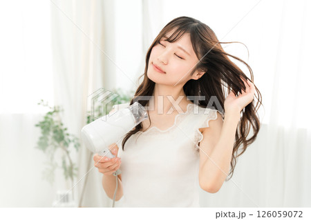 ヘアドライヤーでヘアブロー・髪の毛を乾かす女性(ヘアケア) ヘアドライヤーでヘアブロー・髪の毛を乾かす女性(ヘアケア) 126059072