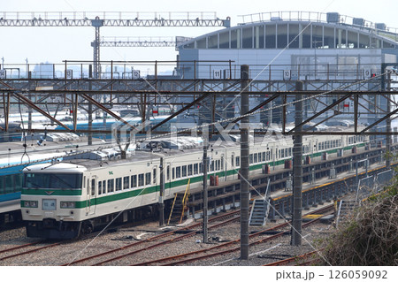 大宮総合車両センター東大宮センターにて留置中の185系電車（2025年4月） 126059092