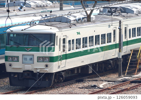 大宮総合車両センター東大宮センターにて留置中の185系電車（2025年4月） 126059093