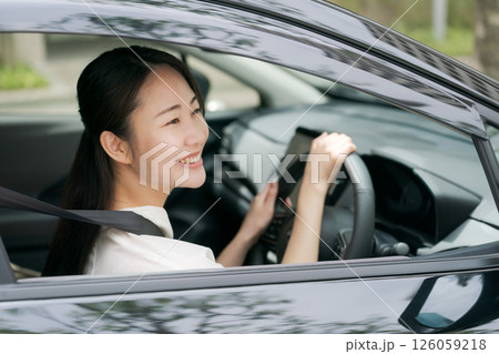 車に乗った若い女性 車に乗った若い女性 126059218