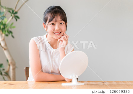 鏡を見る小学生,中学生の女の子(スキンケア,ニキビ) 鏡を見る小学生,中学生の女の子(スキンケア,ニキビ) 126059386