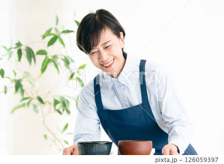 食事を提供する中高年女性 126059397