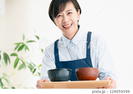 食事を提供する中高年女性 126059399