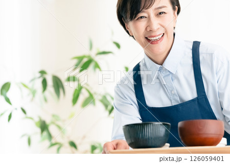 食事を提供する中高年女性 126059401
