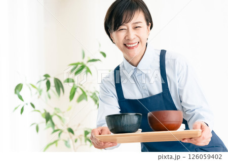 食事を提供する中高年女性 食事を提供する中高年女性 126059402