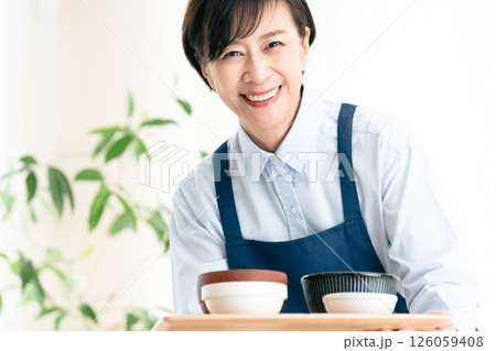 食事を提供する中高年女性 食事を提供する中高年女性 126059408