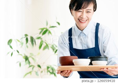 食事を提供する中高年女性 食事を提供する中高年女性 126059410