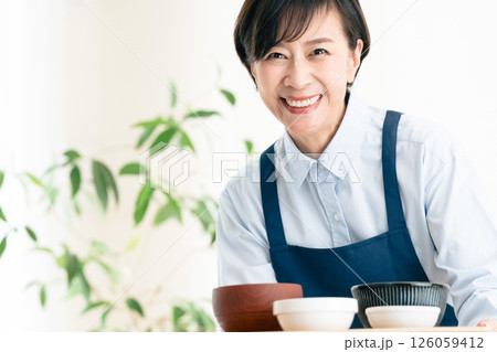 食事を提供する中高年女性 食事を提供する中高年女性 126059412